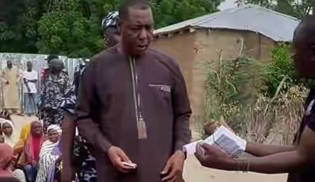  IDP food: Governor Zulum goes spiritual, raises Qur’an against theft, multiple ration